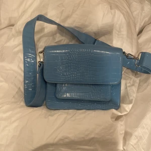 Hvisk väska - Väskan är i bra skick och jag säljer den för att den inte kommer till användning. Nypris ligger på runt 900kr😘 Köparen står för frakt och priset kan diskuteras 🥰😊