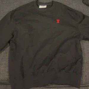 Ami tröja - Hej jag säljer min ami tröja då jag inte andvänder den, jag har haft den 2-3 gånger och sedan inte andvänt den för tycker inte den passar mig på samma sätt som den gjorde när jag köpte den.  Skick: 9/10