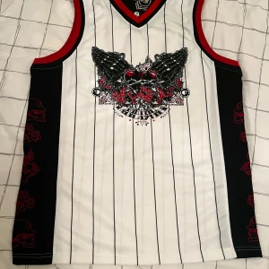 2st linnen, SÄNKT PRIS - Dessa två linnen säljs tillsammans för 299kr (sänkt till 100kr). De är oanvända och bege två har kvar prislappen.  Storlek på första linnet : M  Storlek på andra linnet : L  Tillägg: tröjorna upplevs som lika stora 