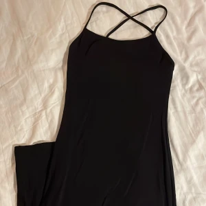Svart långklänning - Svart långklänning med kryss i ryggen från shein❤️