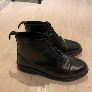 Ett par helsvarta lägre Dr Martens kängor i fint skick.