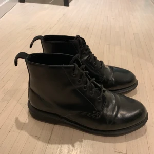 Dr Martens kängor dam - Ett par helsvarta lägre Dr Martens kängor i fint skick.