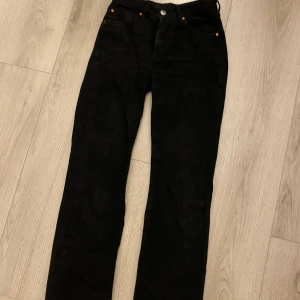 Low waist jeans - Svarta lågmidjade straight jeans från bikbok i ett bra skick✨