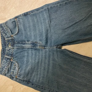Oanvända jeans  - Oanvända jeans  Höga i midjan, fin passform