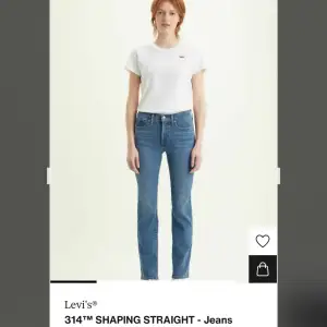 Levis jeans som är i modellen 314 shaping straight, super fina och i bra skick💕 Nypris var 919kr