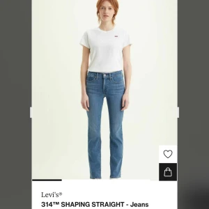 Levis jeans - Levis jeans som är i modellen 314 shaping straight, super fina och i bra skick💕 Nypris var 919kr