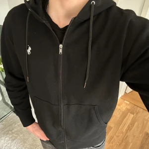 Ralph Lauren Zip Hoodie - *kan gå ned i pris vid snabb affär  Säljer då den börjar bli för liten. Cirka 6 månader gammal. Sparsamt använd. INGA FLÄCKAR, NY SKICK 