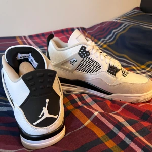 Jordan 4 ”Military Blacks” - Helt nya feta Jordan 4s. Perfekta skor nu till sommaren! Storlek 43. Om du vill ha mer bilder så är det bara att fråga