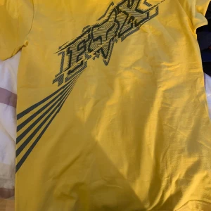 Gul Fox T Shirt  - Gul Fox T Shirt:3 Inga defekter så den är som ny🥳