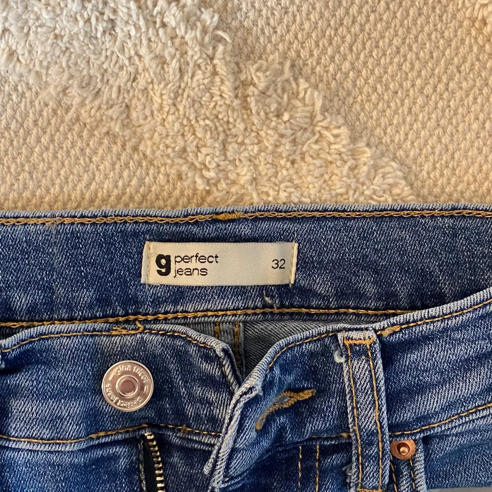 Mörkblåa jeans från Gina Tricot. Low Waist och bootcut, as snygga. Inte använda så mycket. Skriv för fler bilder 🩷 köpta för 600kr. Jeans & Byxor.