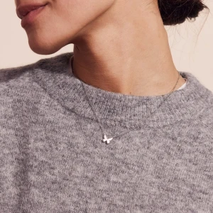 Edblad halsband - Ett jättegulligt fjärils halsband från Edblad💘säljer på grund av att jag inte använder silver längre💕vid frågor eller om ni vill ha fler bilder, skriv privat! Pris kan diskuteras🤍