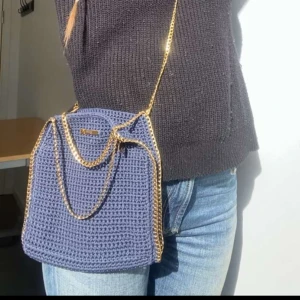 Virkade väskor - Säljer dessa väskor som jag själv virkat , kedjan är i rostfritt stål, väskorna finns i mörkblå,brun,vitt och svart . Pris går att diskutera vid snabbaffär 