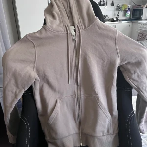 Zip hoodie - Säljer min tröja från H&M  Strl xs  50kr