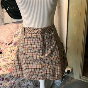 H&m kjol - Rutig kjol från hm! Superfin men alldeles för stor för mig tyvärr🥲 