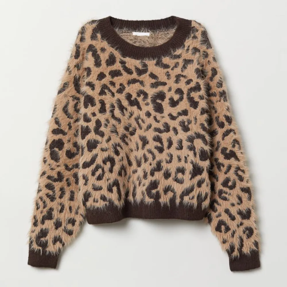 jättefin slutsåld leopard tröja från h&m som tyvärr inte används längre, den är i storlek L men jag tycker den är som en M 😍🐆. Tröjor & Koftor.