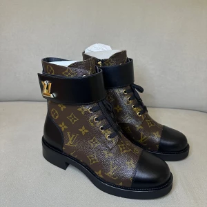 Louis Vuitton boots - Helt nya wonderland flat rangers från Louis Vuitton. Kommer med orginalbox, dustbags och kvitto. 