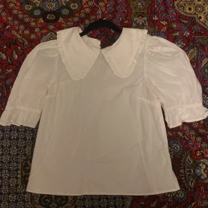 Vit blus - Vit blus med krage och puffärmar, säljer då den är lite liten på mig. Knappt använd så bra kvalitet, bara lite akrynklig på bilderna. Skriv vid frågor!! 🎀