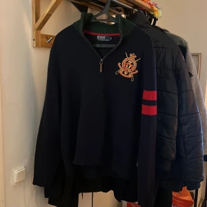 Ralph Lauren Zip - Säljer en RL half Zip i mycket fint skick. 100% Lammull i storlek M. Skick 9.5/10. Mycket lite använd. Nypris +2800kr