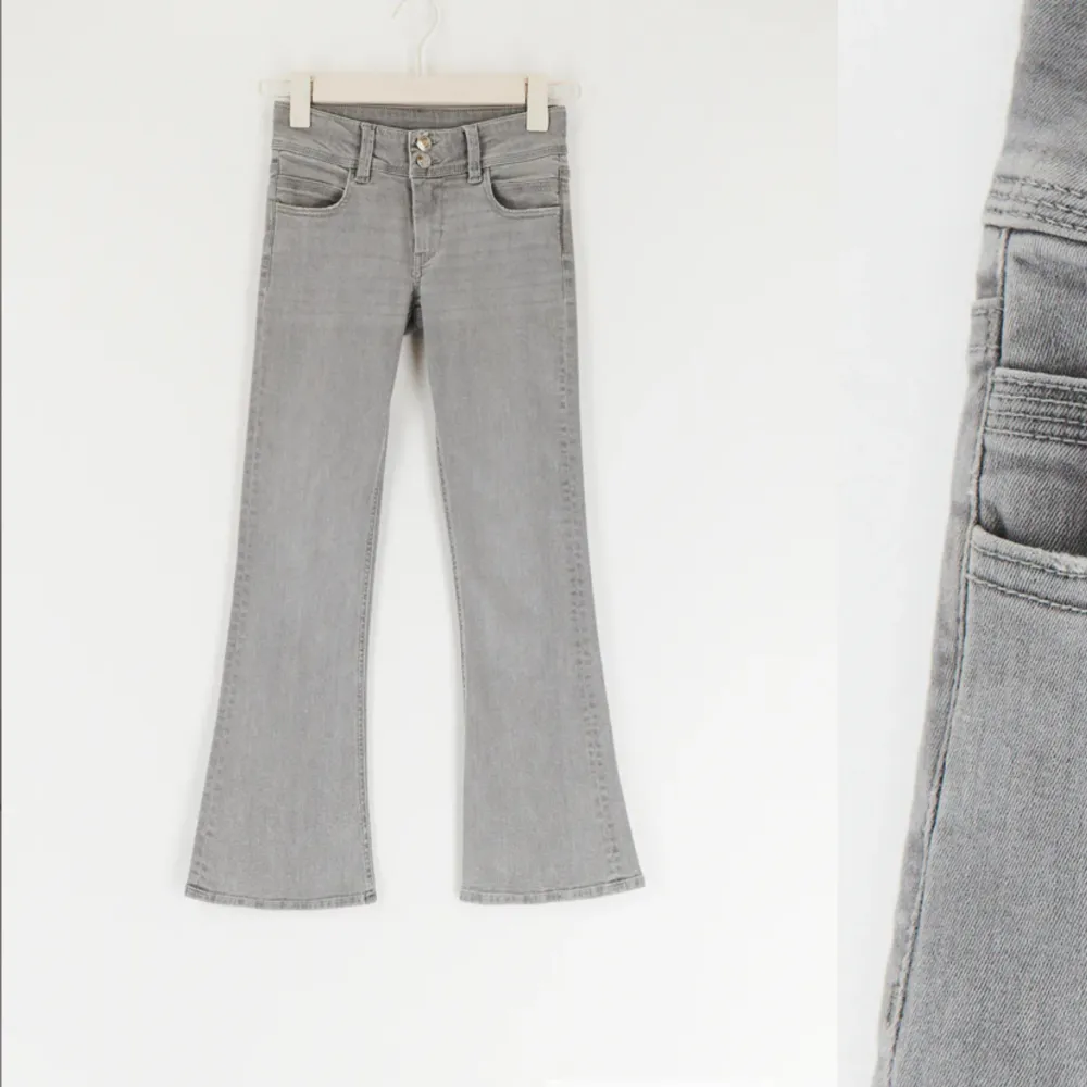 Säljer dessa super fina gråa lågmidjade jeans med dubbelknäppt ifrån Gina tricot! Dom har inga defekter do dom endast är använda cirka 3 gånger😊 Nypris är 349kr och jag säljer för 250kr + frakt 💗 Hör av er om du har funderingar och för egna bilder!. Jeans & Byxor.