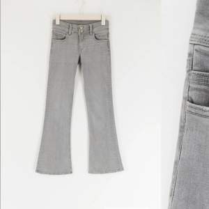 Säljer dessa super fina gråa lågmidjade jeans med dubbelknäppt ifrån Gina tricot! Dom har inga defekter do dom endast är använda cirka 3 gånger😊 Nypris är 349kr och jag säljer för 250kr + frakt 💗 Hör av er om du har funderingar och för egna bilder!