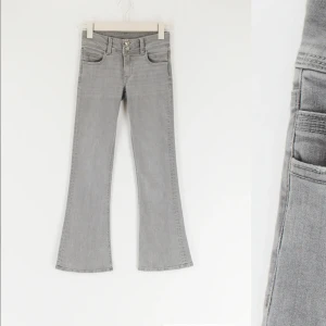 Lågmidjade jeans - Säljer dessa super fina gråa lågmidjade jeans med dubbelknäppt ifrån Gina tricot! Dom har inga defekter do dom endast är använda cirka 3 gånger😊 Nypris är 349kr och jag säljer för 250kr + frakt 💗 Hör av er om du har funderingar och för egna bilder!