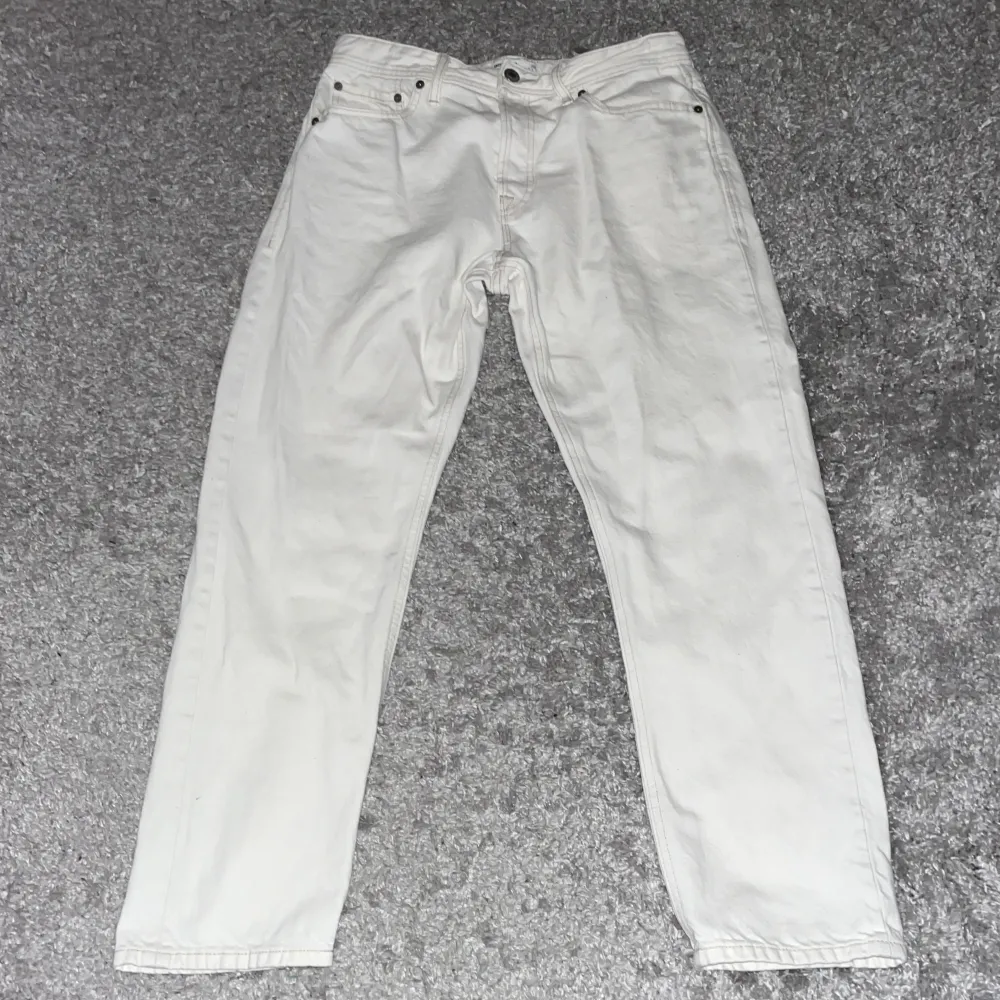 Ett par vit/beiga Jack & Jones jeans, modell Loose/Chris. Köptes i sommras men är bara använd ett fåtal gånger. De är som oanvänd, skicket är 10/10! Köptes för 599 ordinarie.. Jeans & Byxor.