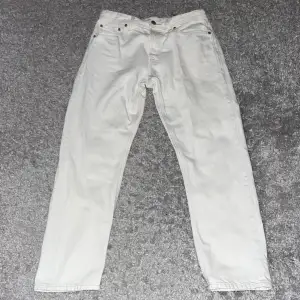 Ett par vit/beiga Jack & Jones jeans, modell Loose/Chris. Köptes i sommras men är bara använd ett fåtal gånger. De är som oanvänd, skicket är 10/10! Köptes för 599 ordinarie.