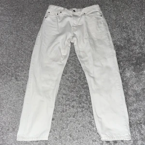 Jack & Jones jeans - Ett par vit/beiga Jack & Jones jeans, modell Loose/Chris. Köptes i sommras men är bara använd ett fåtal gånger. De är som oanvänd, skicket är 10/10! Köptes för 599 ordinarie.