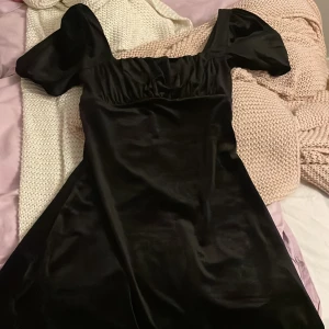 Svart klänning HM - Söt klänning från hm som används 1 gång. Står storlek xs men den passar storlek S eftersom den är ganska stretching. Skriv för mer bilder 