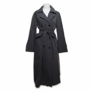 Trenchcoat - Supersöt och har på en väldigt bra skikt. Den är köpt från Sellpy och står ingen märke på den. Den är storlek L men passar mig superfin som en S och är perfekt för våren 