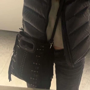 Maje väska  - Använder inte alls längre, fint skick inte så jätte sliten o den köptes för ett år sen. Limiter edition 💕