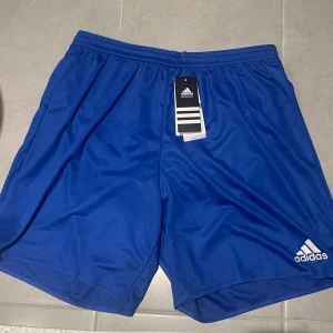 Adidas parma 16 shorts  - Helt nya. Blue/ white  Snabbtorkande tränings shorts . Ny pris 199 kr