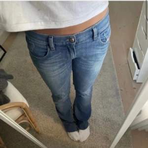 Intressekoll på dessa lågmidjade bootcut jeans från diesel❣️köpte på Vinted men passade inte tyvärr💘endast använda en gång! Lite insydda i midjan också🙌🏻lånade bilder från förra ägaren💗nypris: 350 Kontakta innan köp nu!!!