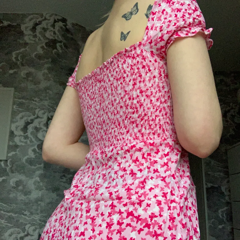 Rosa klänning med fjärilar på💗. Klänningar.