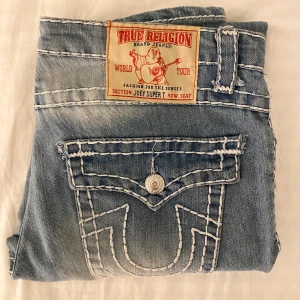 True Religion jeans - Har nu bestämt mig för att sälja dessa supersnygga jeans då de tyvärr inte passar mig så bra. Finns tecken på användning men är i bra skick.
