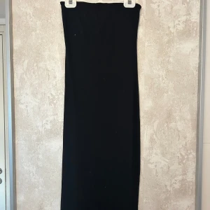 Maxiklänning - Lång bandeau klänning från NA-KD i storlek xs. Använd en gång💞