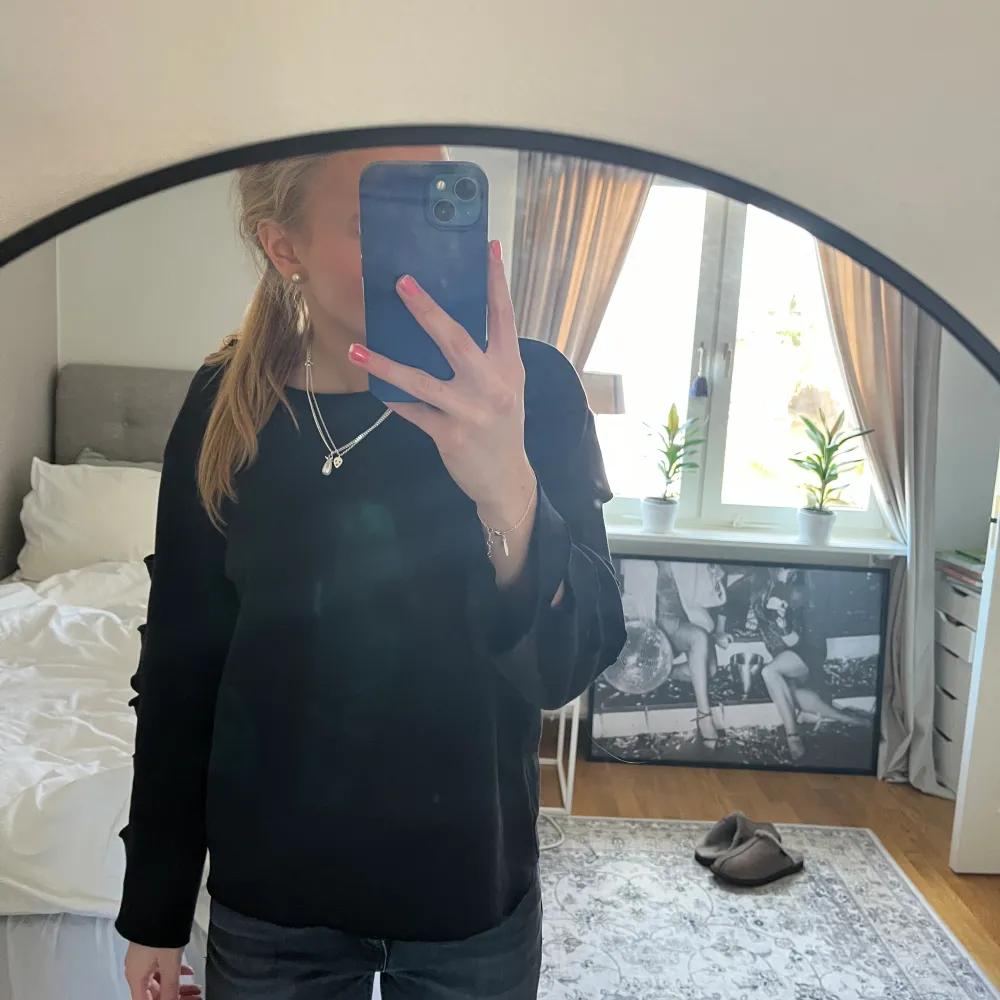 Snygg sweatshirt med cut outs💕Liten fläck på men inget man tänker på (de sista bilden). Tröjor & Koftor.