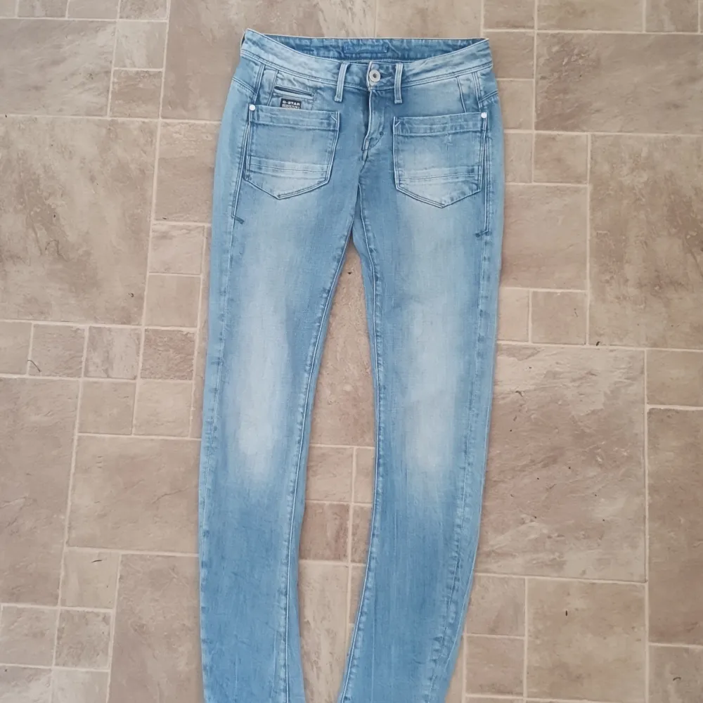 Storlek 27-32  Snygga ljusa g-star jeans med fickor fram ..loow waist Bra skick!!. Jeans & Byxor.