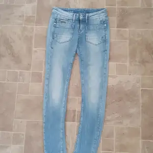 Storlek 27-32  Snygga ljusa g-star jeans med fickor fram ..loow waist Bra skick!!