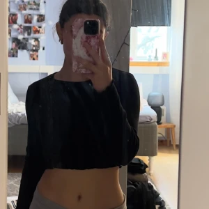 Croppad långärmad Newyorker  - En croppad långärmad, använd endast 1 gång så i perfekt skick. Storlek xs💕