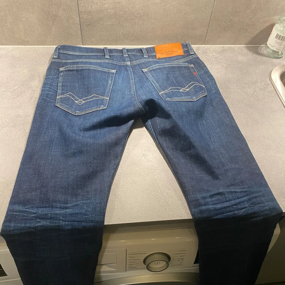 Säljer nu ett par snygga replay jeans storlek 30/32, hör av dig om du har några frågor !!. Jeans & Byxor.