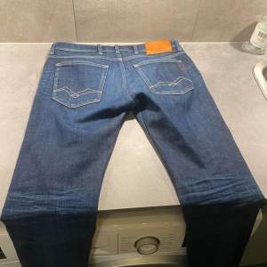 Säljer nu ett par snygga replay jeans storlek 30/32, hör av dig om du har några frågor !!