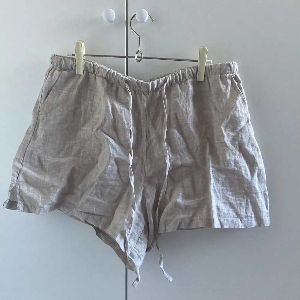 Säljer mina beiga linneshorts från Gina tricot som endast är använda 2 gånger🫶🏼 Pris kan diskuteras! Stl s men passar s-m🤍. Shorts.