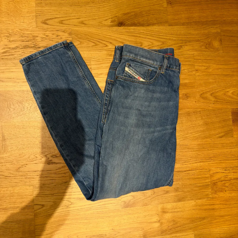 Säljer nu dessa fina diesel jeans då dom är lite för små på mig. Ny pris 1600kr mitt pris 200kr. Jeans & Byxor.