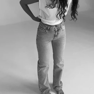 Jeans - Gråa jeans från Bik Bok. Använda fåtalet gånger därav väldigt fint skick. Jag är 173cm och de passar mig i längden (nästan för långa). Skriv gärna om ni har frågor!💛