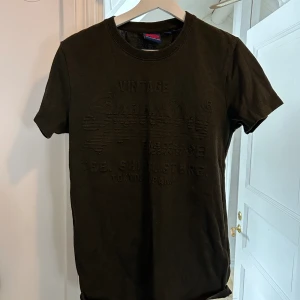Superdry T-Shirt - Skick 9/10 fräsch T-shirt. Säljer pga att den blivit för liten. Köpt på MQ för något år sedan.