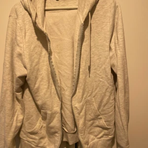 Grå zip up hoodie - Säljer en grå zip up från Primark, är storlek M, ny-skick, i väldigt bra skick, skriv även för mer information