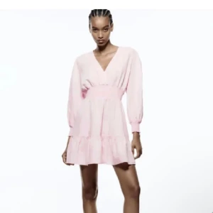 Zara sommar klänning  - En söt sommar klänning från zara i jätte fin rosa färg, den är helt oanvänd med prislappen kvar.NYPRIS: 399kr 🌸💓