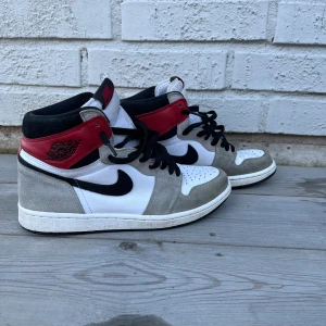 Air Jordan 1 Retro Mid Light Smoke Grey  - Sparsamt använda, i bra skick. Storlek 41. Svåra att få tag på. Nypris 3999kr, säljer för 2900kr. 