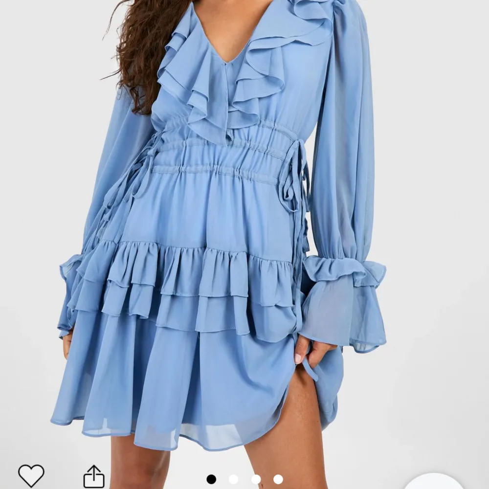 Jag säljer min ljus blåa klänning från boohoo. Har aldrig använt den för den var för stor för mig. Storlek 42 men skulle säga att den är som en 40 också. Köpte den för 500kr  . Klänningar.